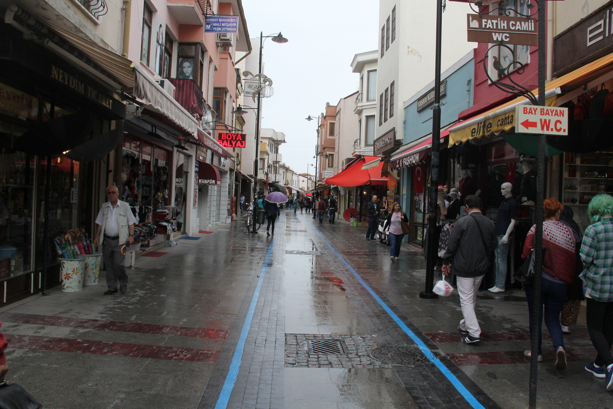 Vatandaşlar yağışlı havaya hazırlıksız yakalandı