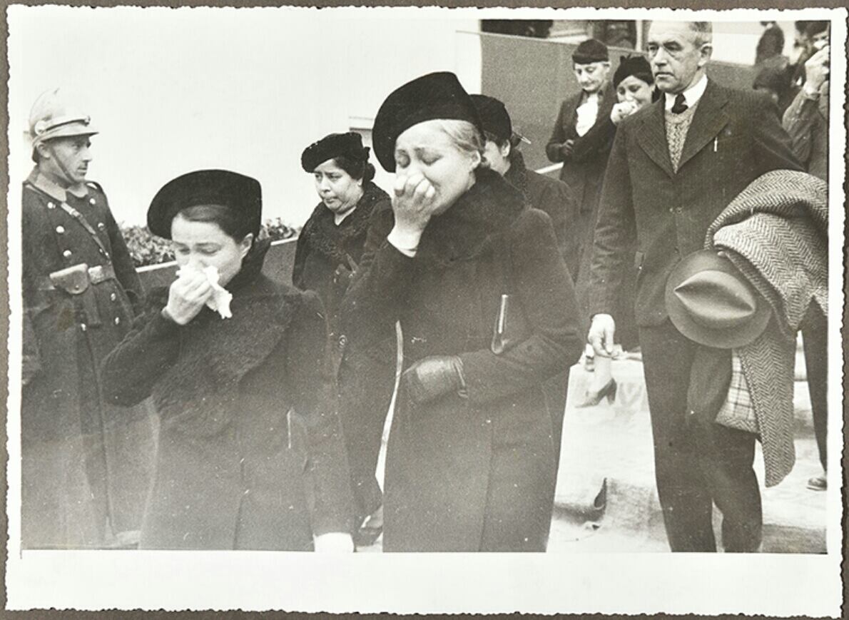 Atatürkü Ziyaret Eden Halk.jpg