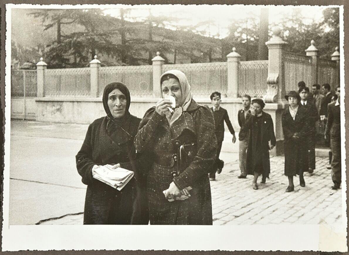 Dolmabahçe Sarayında Atatürke son görev.jpg