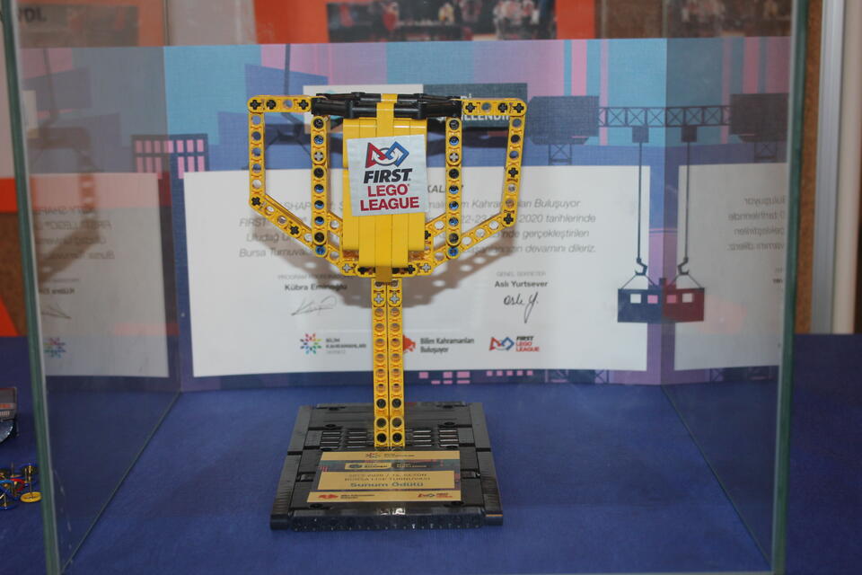 bahçeşehir robotik ödül (1).JPG