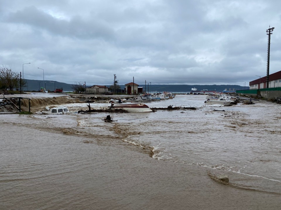 Kepez Çayı taştı: 5 tekne battı!