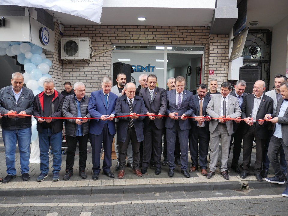 Edremit'te belediye şirketi ile iki meslek odasının yer aldığı bina hizmete girdi