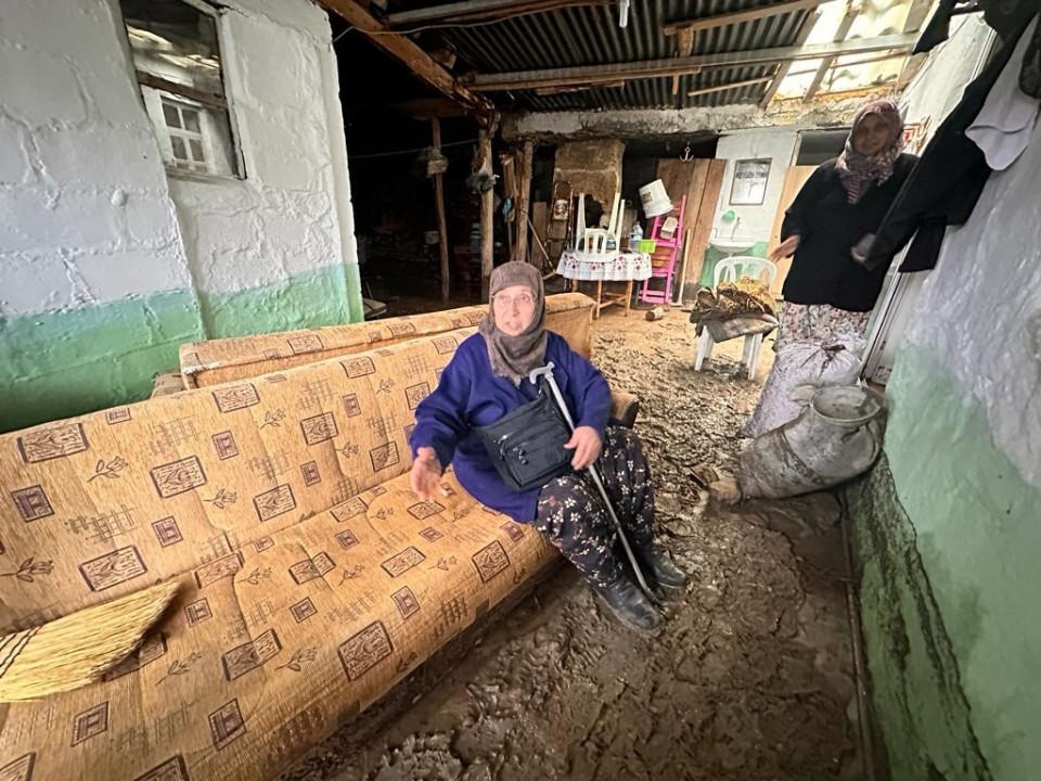 Çanakkale'nin Kalabaklı köyünde evleri su bastı