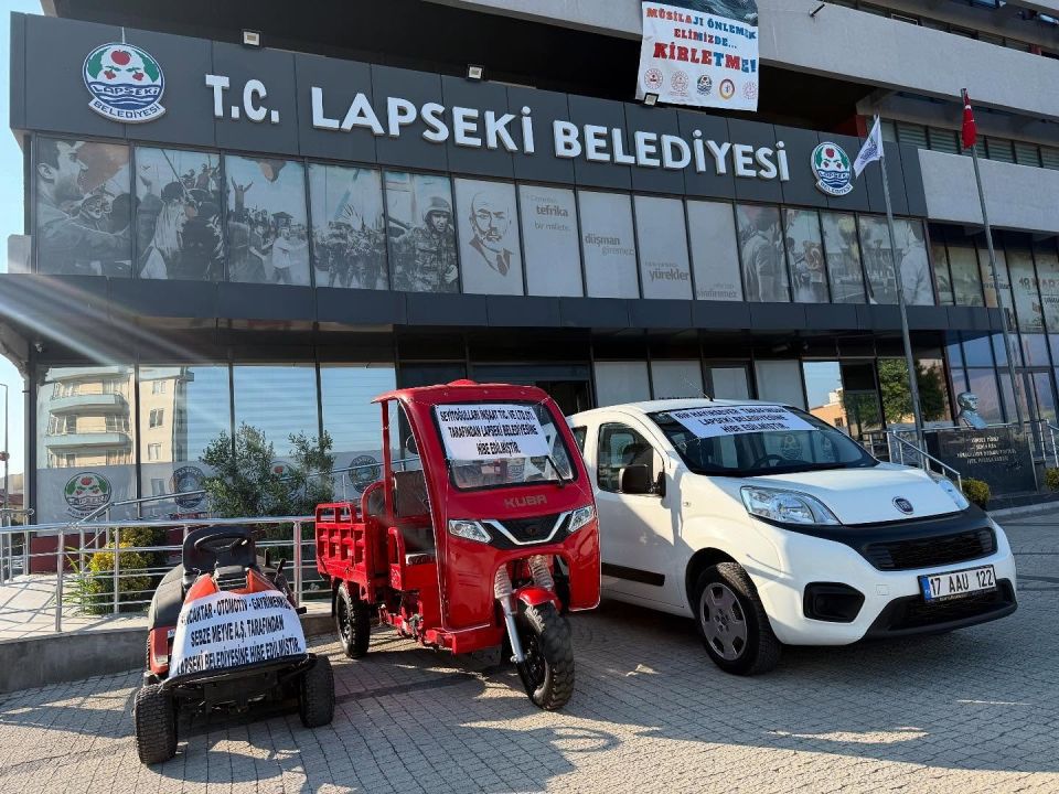 Lapseki Belediyesi’ne üç yeni araç hibe edildi