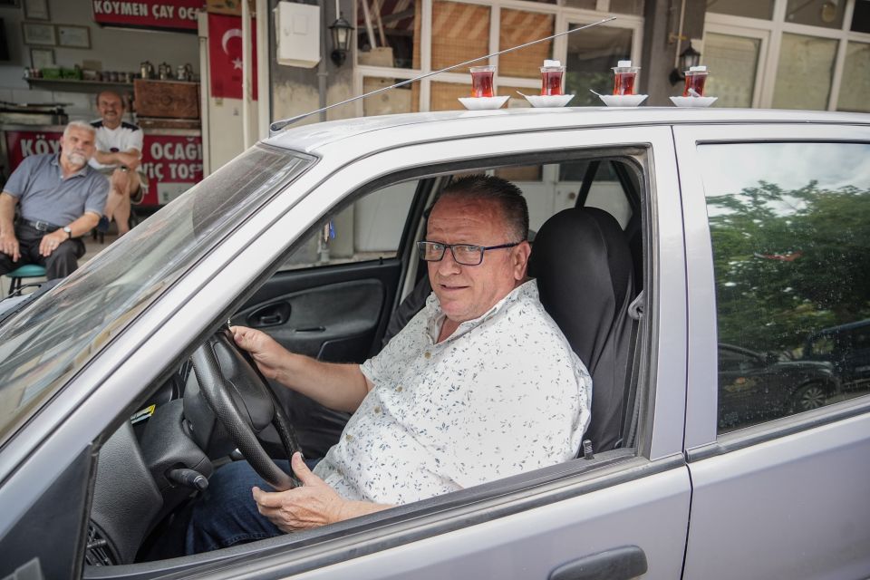 Çayı motorla, bisikletle taşıyanı gördük de... Bu da otomobille taşıyanı!