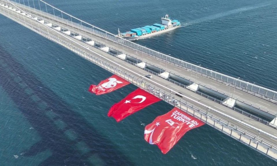 1915 Çanakkale Köprüsüne dev Türk bayrağı asıldı