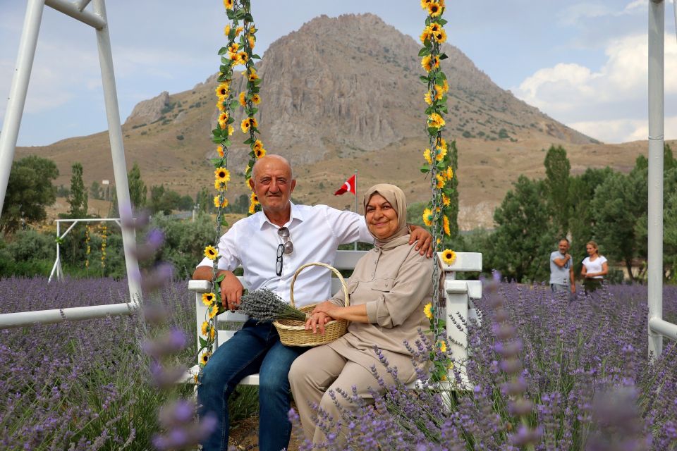 Âşık olduğu dağın eteğine lavanta bahçesi kurdu, kartpostallık görüntüler oluştu