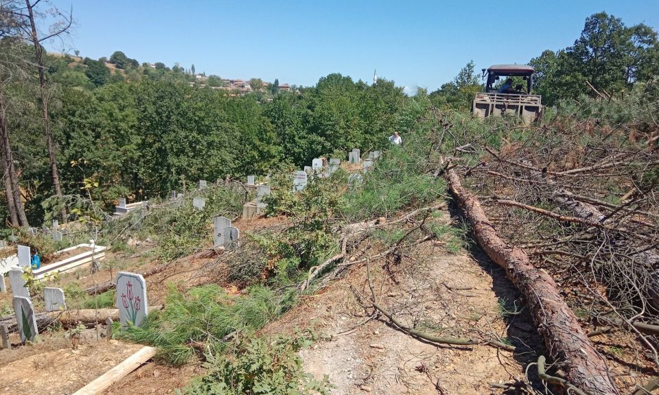 Danapınar Köyü mezarlığında çevre düzenlenmesi yapılıyor