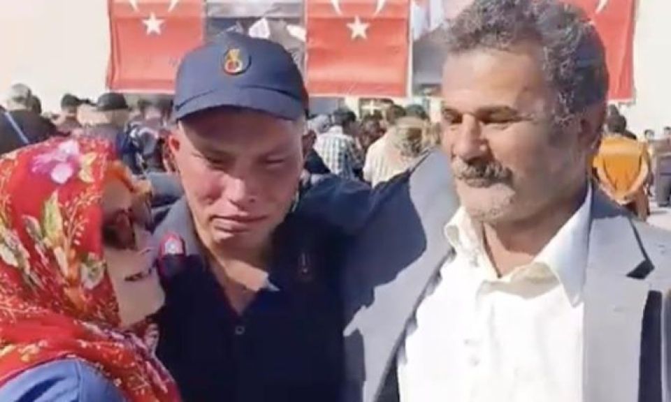 Sosyal medyada yaptığı paylaşımla gündem olan asker İbrahim, yemin töreni sırasında ailesi ve yakınlarıyla bir araya geldi   