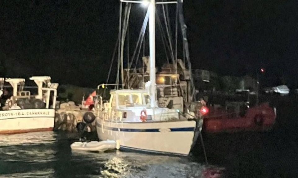 Çanakkale Boğazı’nda makine arızası yaparak sürüklenen tekne kurtarıldı   