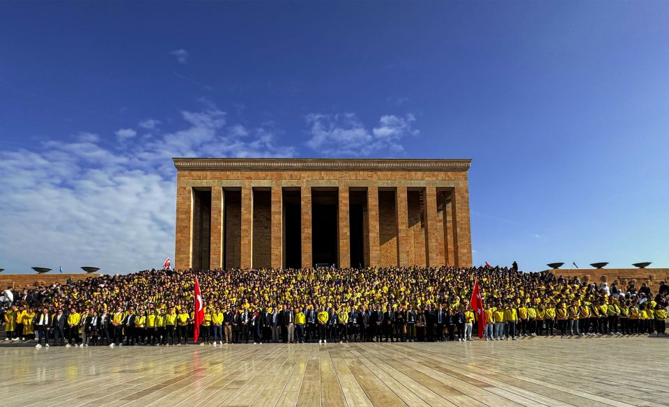 Fenerbahçeli taraftarlar, Anıtkabir’i ziyaret etti