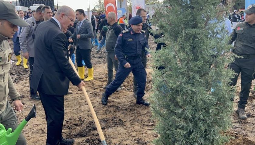 Çanakkale’de Milli Ağaçlandırma Günü çerçevesinde fidanlar toprakla buluştu   
