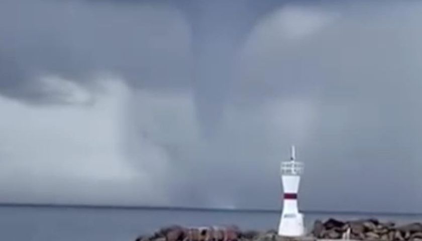 Bozcada açıklarında denizde hortum oluştu   