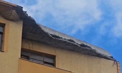 Gelibolu'da 5 katlı binanın çatısının bir kısmı çöktü   