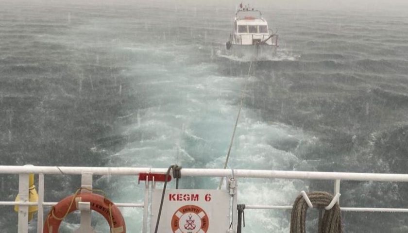 Çanakkale Boğazı’nda makine arızası yaparak sürüklenen tekne kurtarıldı
