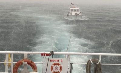 Çanakkale Boğazı’nda makine arızası yaparak sürüklenen tekne kurtarıldı