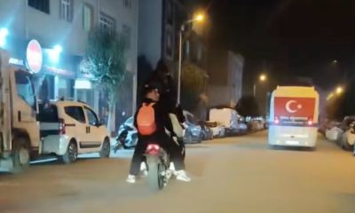 Motosiklete 5 kişi binerek seyahat eden gençler, tehlikeye davetiye çıkardı