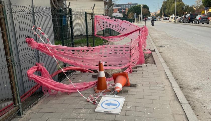 18 Mart Stadyumu kaldırımları yamalı bohça gibi