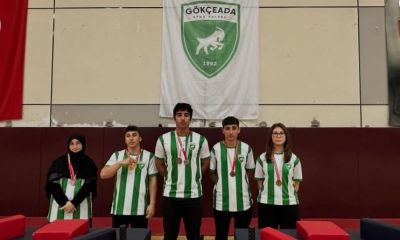 Gökçeada Atatürk Anadolu Lisesi Öğrencileri Bilek Güreşinde il dereceleri aldılar
