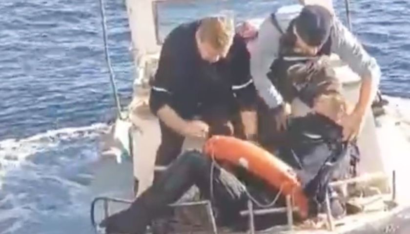 Bozcaada-Geyikli feribot seferi sırasında denize düşen bir kişi kurtarıldı