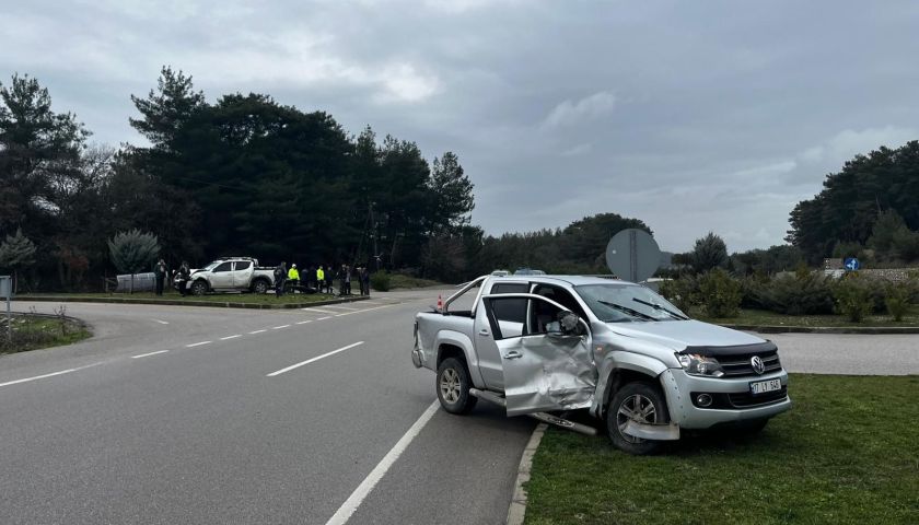 Ayvacık’ta iki araç çarpıştı: 2 yaralı