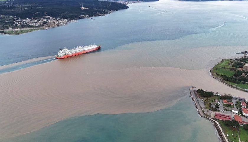Çanakkale'de sağanak sonrası boğazın rengi değişti!