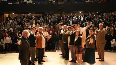 Biga’da “Ölü Ozanlar Derneği” Sahnelendi