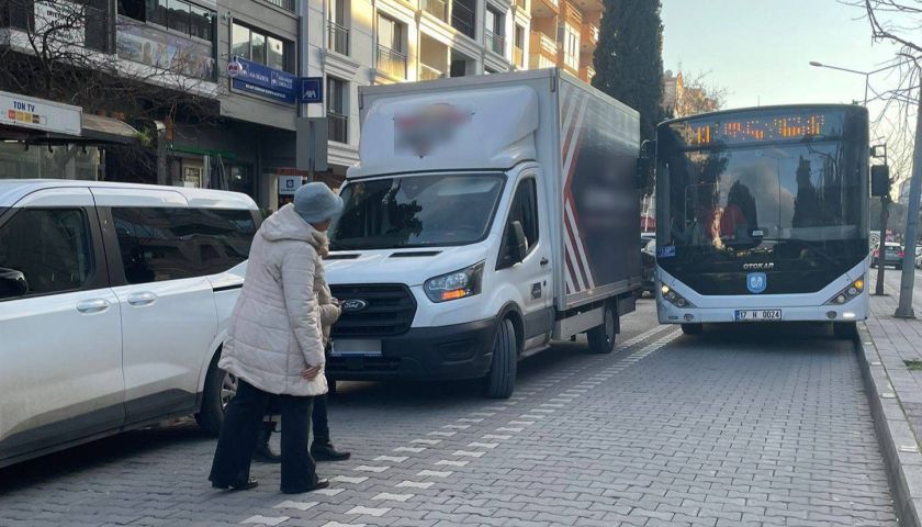 Durak işgalleri can sıkmaya devam ediyor: Otobüsler yanaşamıyor, vatandaş yolun ortasında otobüs bekliyor!
