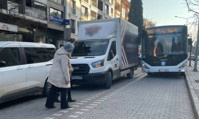 Durak işgalleri can sıkmaya devam ediyor: Otobüsler yanaşamıyor, vatandaş yolun ortasında otobüs bekliyor!