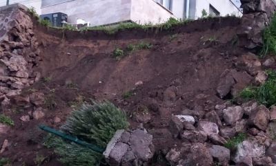 Babakale'de aşırı yağışlara dayanamayan istinat duvarı çöktü