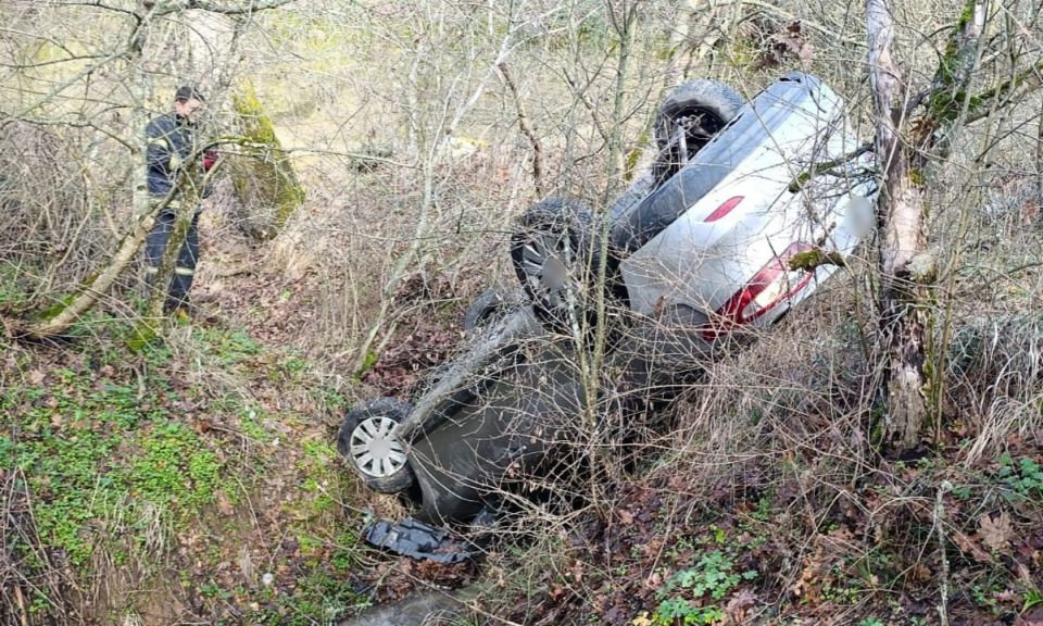 Çan'da otomobil dereye uçtu: 2 yaralı