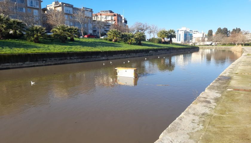 Sarıçay’da Şaşkına Çeviren Görüntü! Sandal Yerine Buzdolabı Yüzdü