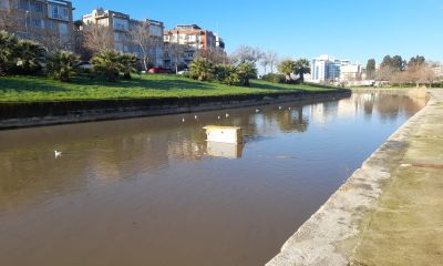 Sarıçay’da Şaşkına Çeviren Görüntü! Sandal Yerine Buzdolabı Yüzdü