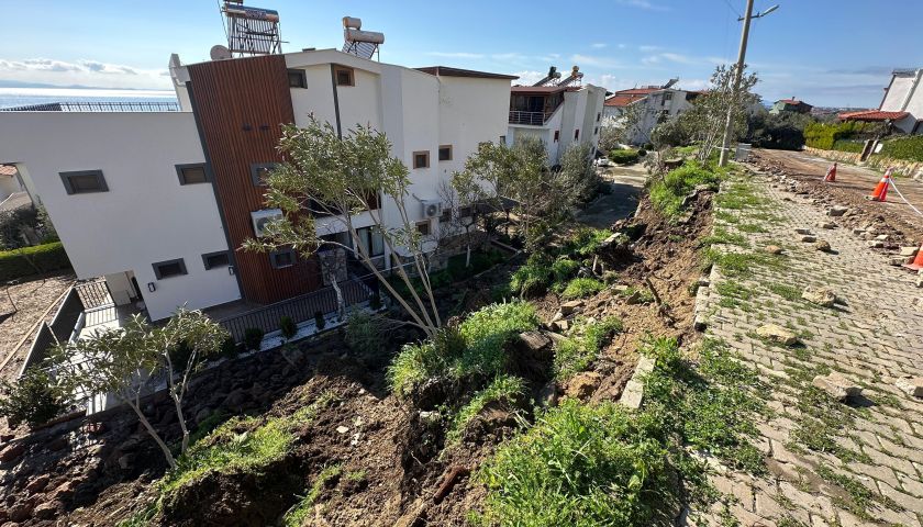 Çanakkale'de yağışlar sebebiyle bir sitenin istinat duvarı çöktü