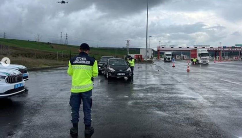 Çanakkale Jandarması'ndan drone eşliğinde otoyol denetimi
