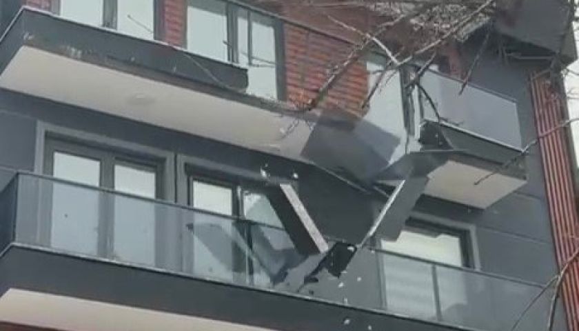 Balkon fırtınaya dayanamadı