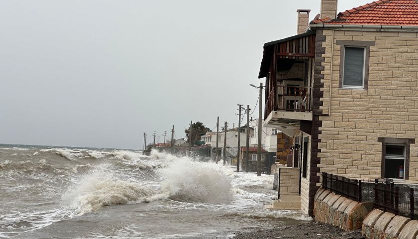  Ayvacık'ta kara ile deniz birleşti