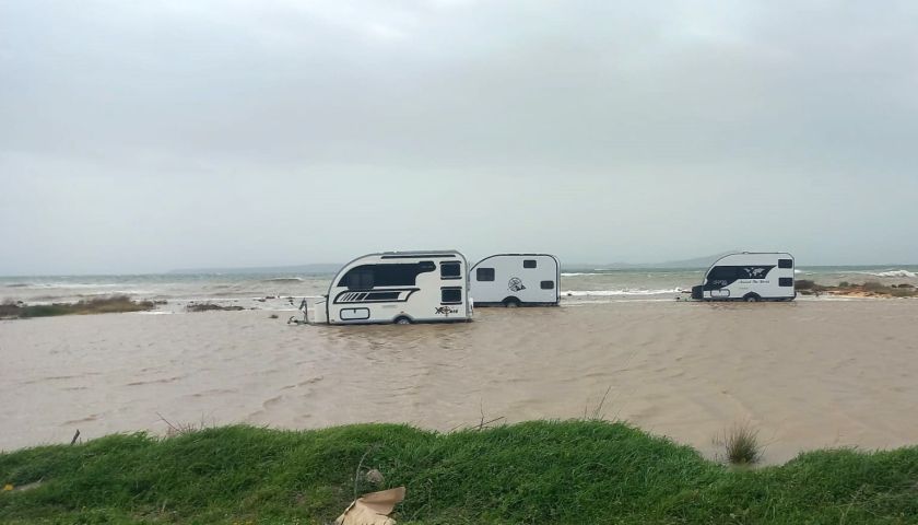 Ezine’de karavanlar su altında kaldı