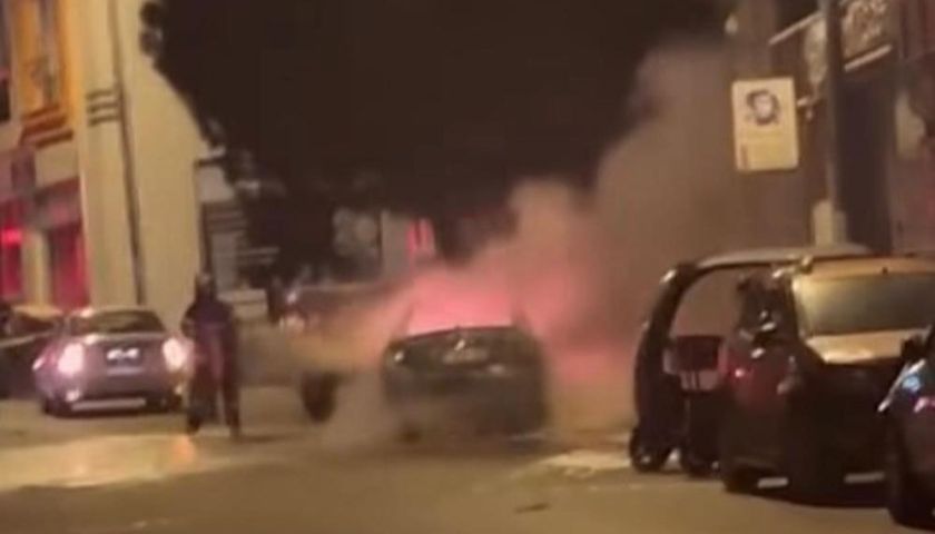 Çanakkale'de yanan araç bomba gibi patladı   