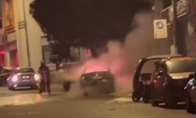 Çanakkale'de yanan araç bomba gibi patladı   