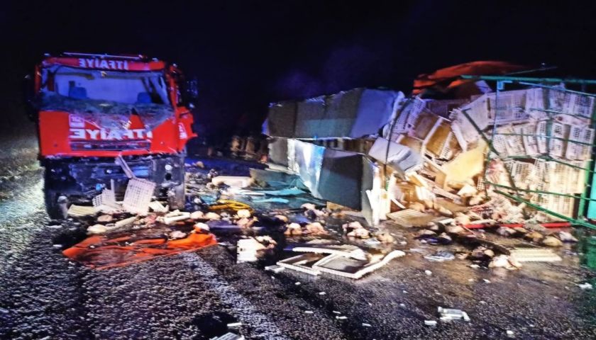 Bayramiç'te itfaiye aracı, yardım için gittiği tıra çarptı: 1'i ağır 2 yaralı