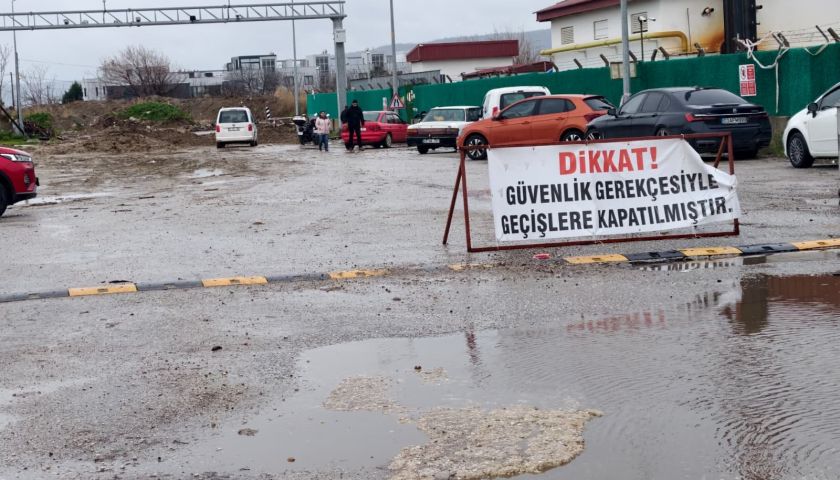 Kepez Çayı Taştı, Sahil Yolu Ulaşıma Kapatıldı