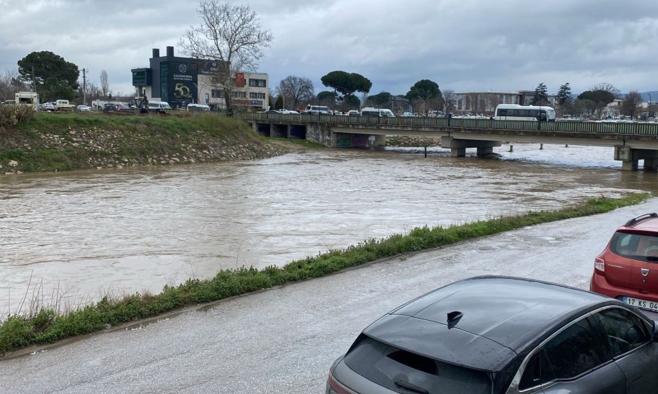 Kocabaş Çayı yoğuş yağış nedeniyle taştı