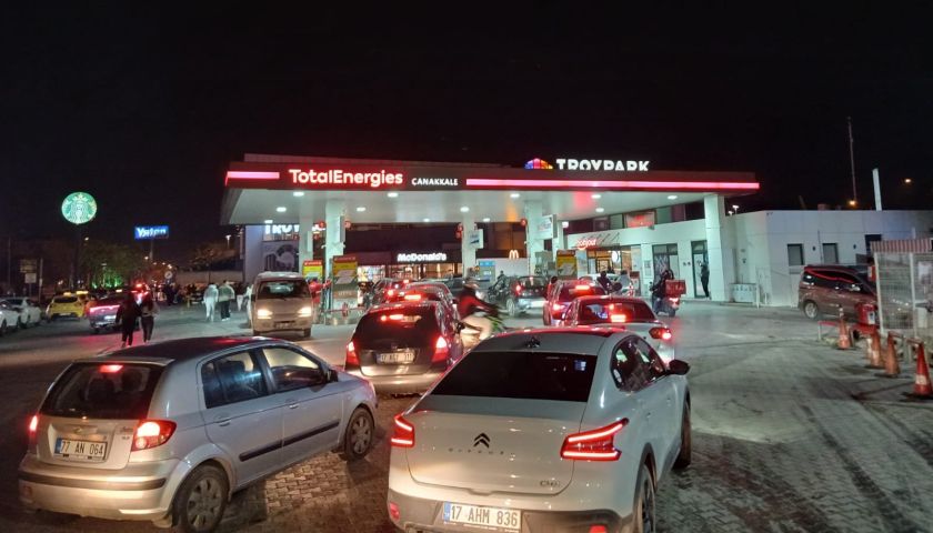 6,69 TL Motorin Zammı Öncesi Çanakkale’de Sürücüler İstasyonlara Akın Etti