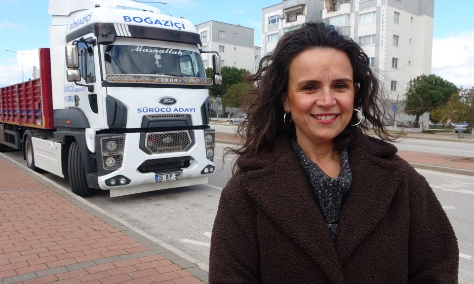 Erkeklere kamyon ve tır kullanmayı öğreten kadın eğitmen