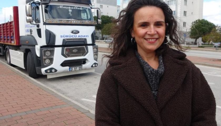 Erkeklere kamyon ve tır kullanmayı öğreten kadın eğitmen