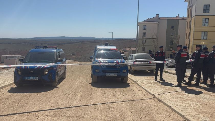 Düşen füze parçaları ekiplerce inceleniyor