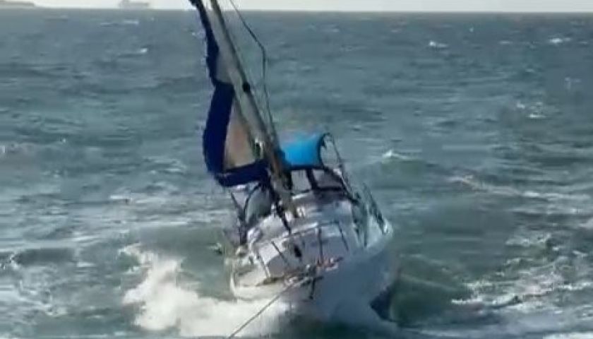 Çanakkale'de sürüklenen yelkenlinin yardımına balıkçı teknesi koştu   