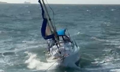 Çanakkale'de sürüklenen yelkenlinin yardımına balıkçı teknesi koştu   