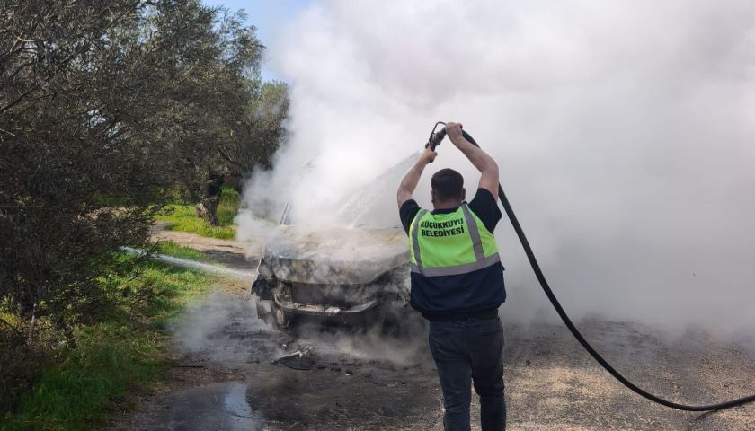 Ayvacık'ta yanan kamyonda büyük hasar oluştu
